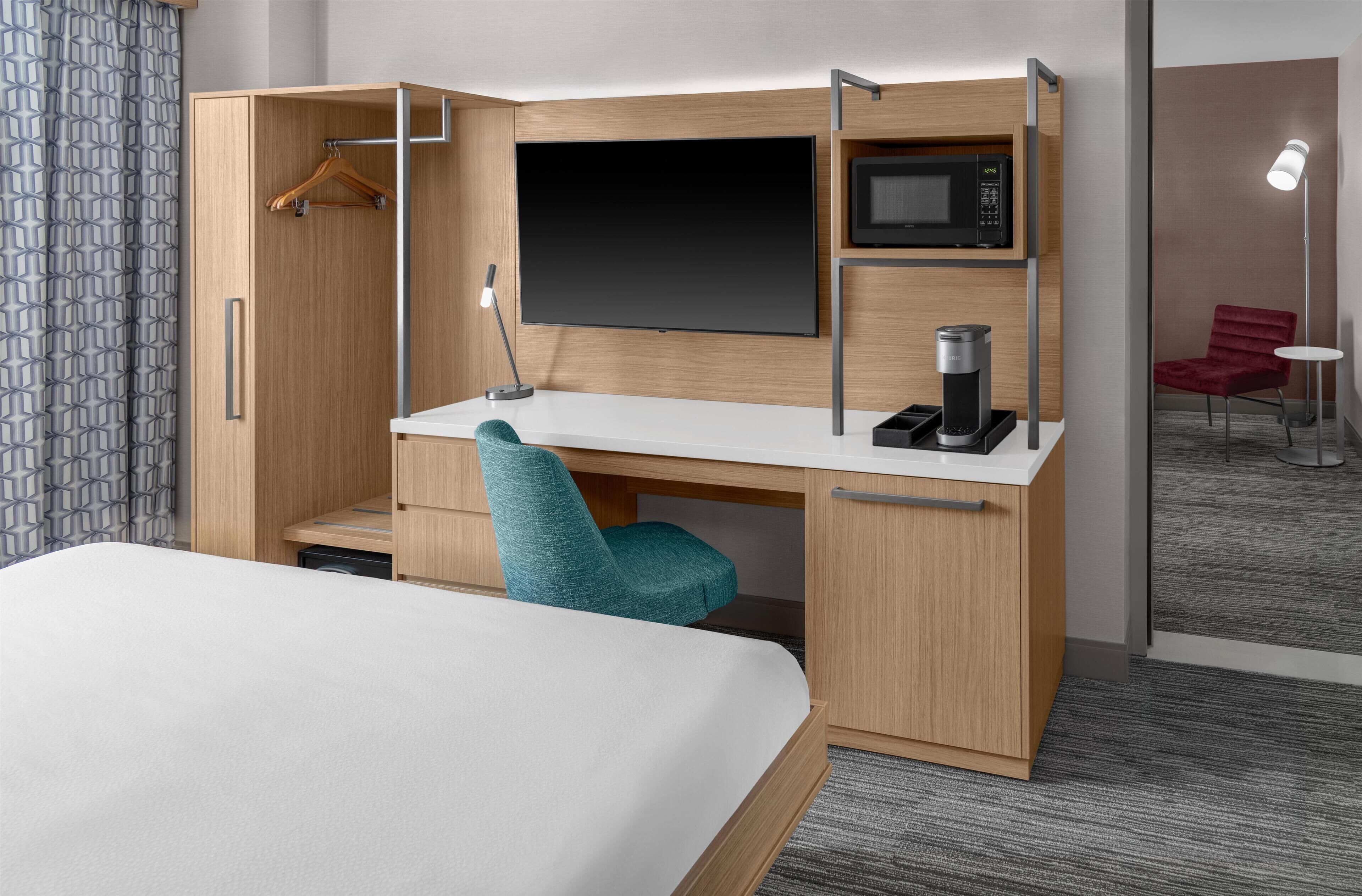 Suite, 1 King-Bett, Nichtraucher (Living Room Murphy) | Zimmersafe, Schreibtisch, laptopgeeigneter Arbeitsplatz