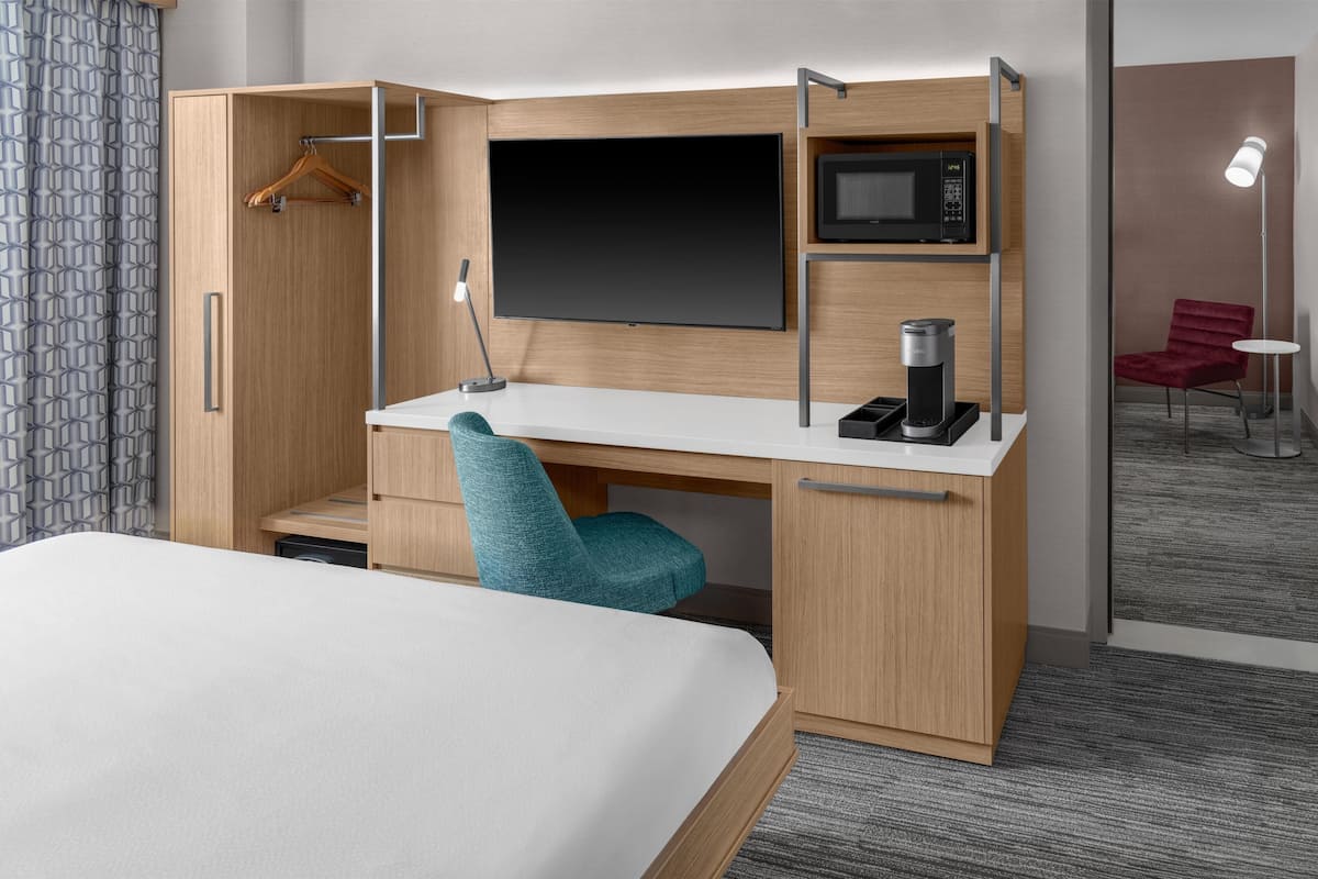 Suite, 1 King Bed, Non Smoking (Living Room Murphy) | In-room safe, desk, laptop workspace, blackout drapes