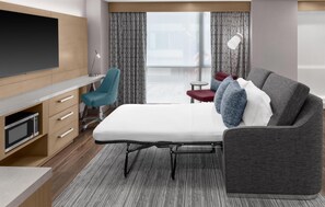 Studio, 1 suuri parisänky, esteetön (Mobilty, Roll-In Shower) | Oleskelualue | 32–tuumainen taulutelevisio, jossa korkealuokkaiset TV-kanavat