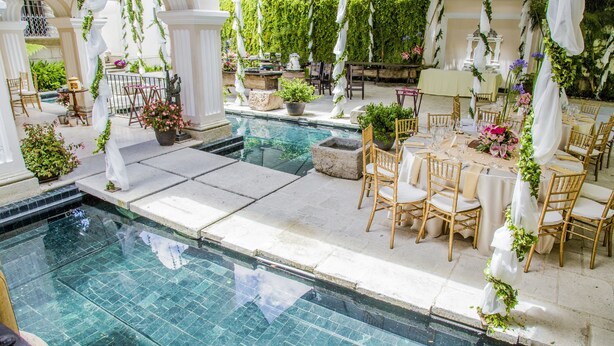 Zona de piscina con mobiliario y una pequeña alberca.