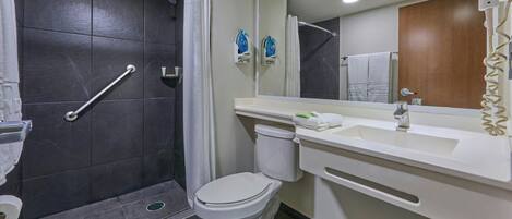 Ein modernes Badezimmer mit Dusche, Toilette und Waschbecken.