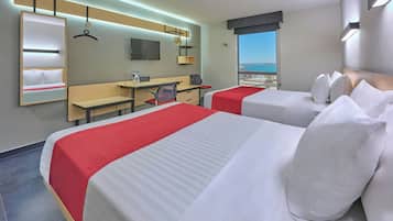 Camera, 2 letti matrimoniali | Una scrivania, ferro/asse da stiro, culle/letti per bambini (gratuiti)