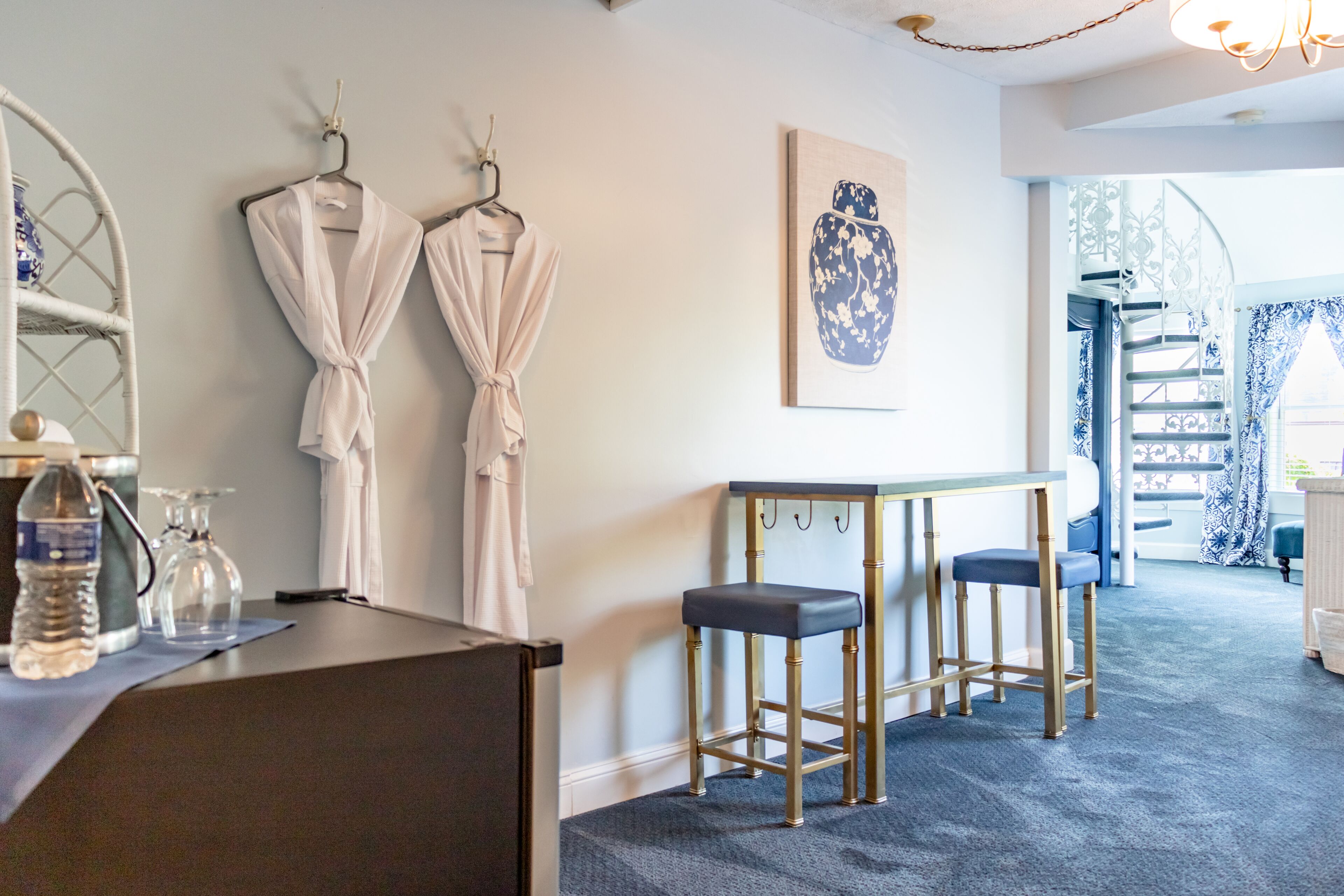 wedgewood room (2nd floor) | 1 bedroom, egyptian cotton sheets, premium bedding