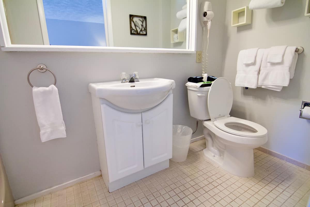 serenity room (2nd floor) | bathroom | free toiletries, hair dryer, towels