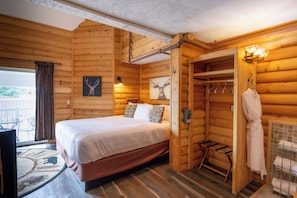 The Up North Room (2nd floor) | Egyptian cotton sheets, premium bedding, individually decorated - Hotel Frankfort & Restaurant (Frankfort)