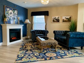 The Bayview Room | Area keluarga | TV layar datar