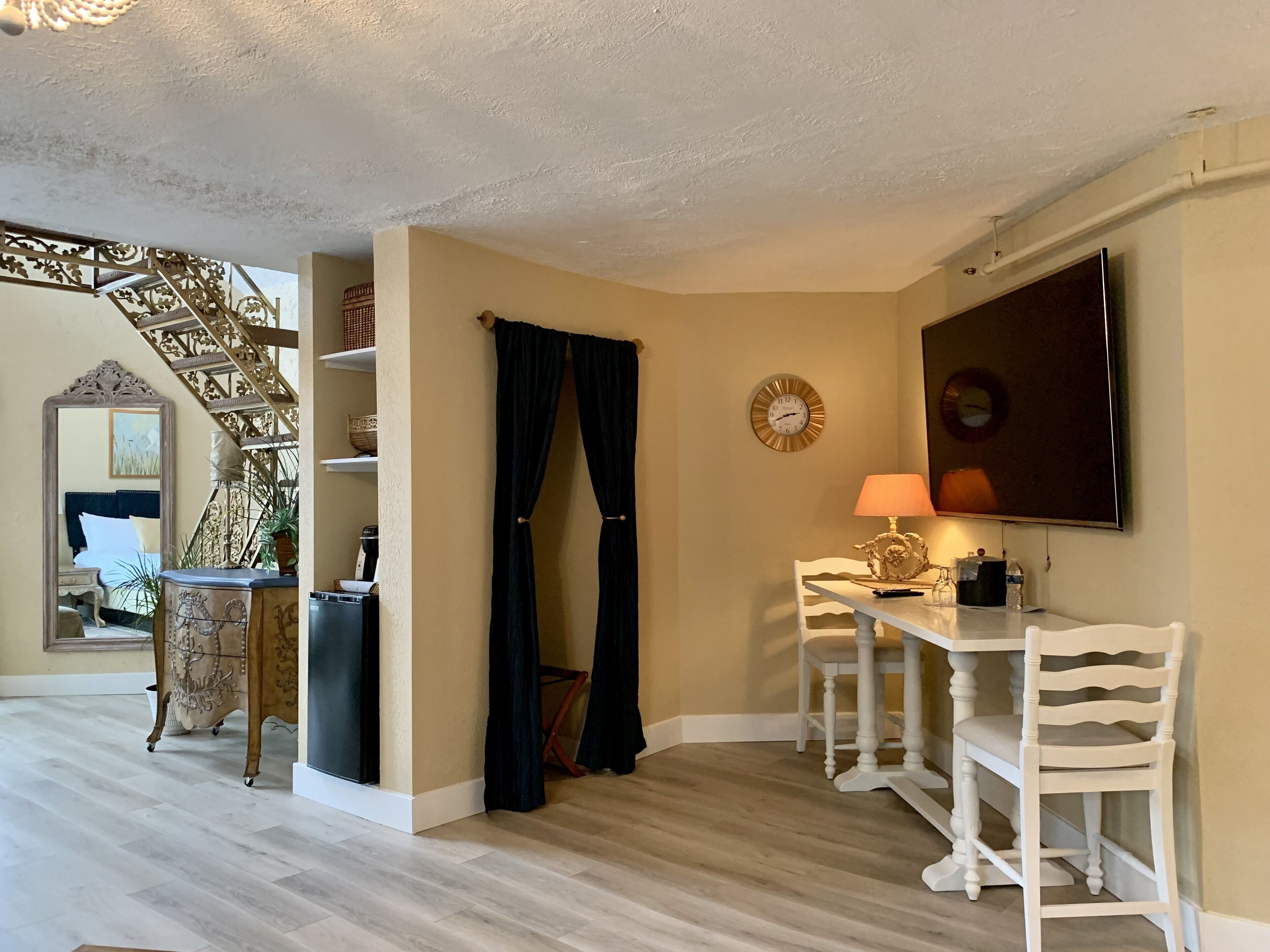 herron room (2nd floor) | living area | flat-screen tv