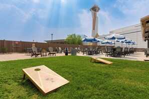 8 restaurants; breakfast, lunch and dinner served