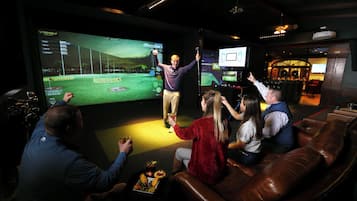 Indoor golf driving range