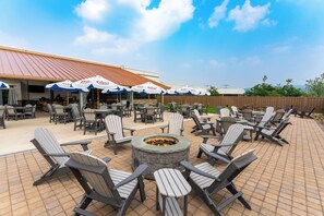 8 restaurants, breakfast, lunch, dinner served; American cuisine