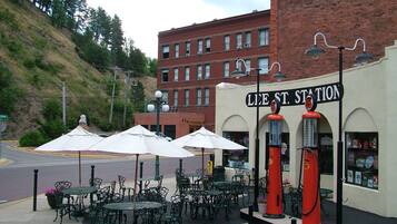 Serveert ontbijt, lunch, diner, Amerikaanse gerechten