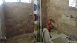 A bathroom with a shower, toilet, and sink. - GE Home Residential Inn (Cebu City)