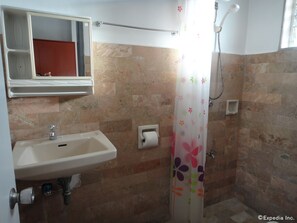 Standard Room (Minimum 3 nights stay) | ห้องน้ำ | ฝักบัว, ผ้าเช็ดตัว