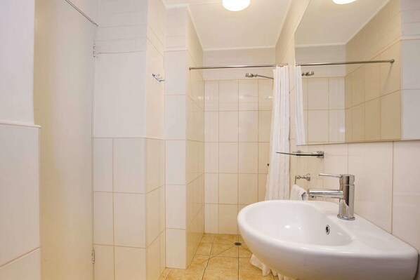 Standardzimmer, Mehrere Betten, Nichtraucher | Badezimmer | Dusche, Handtücher