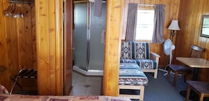 Comfort Room, 1 King Bed, Mountain View | Iron/ironing board, free WiFi, bed sheets