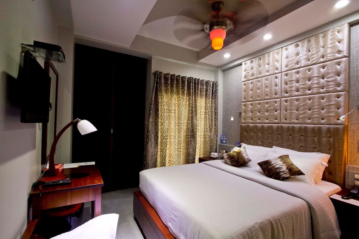 Deluxe Double Room | Minibar, in-room safe, desk, soundproofing