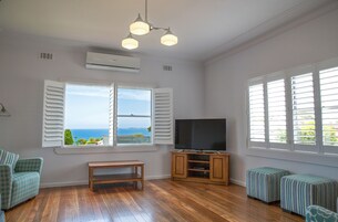 Casa, 3 habitaciones | Sala de estar | Una televisión de pantalla plana