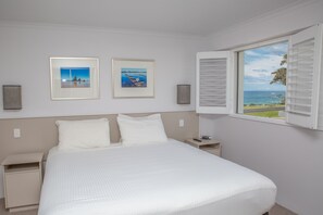 Apartamento, 3 quartos | Frigobar, escrivaninha, Wi-Fi de cortesia