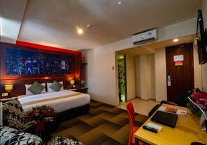 In-room safe, desk, free WiFi, bed sheets - Miyana Hotel (Medan)