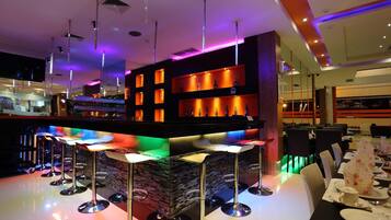 Phục vụ bữa tối, món ăn mang phong cách quốc tế