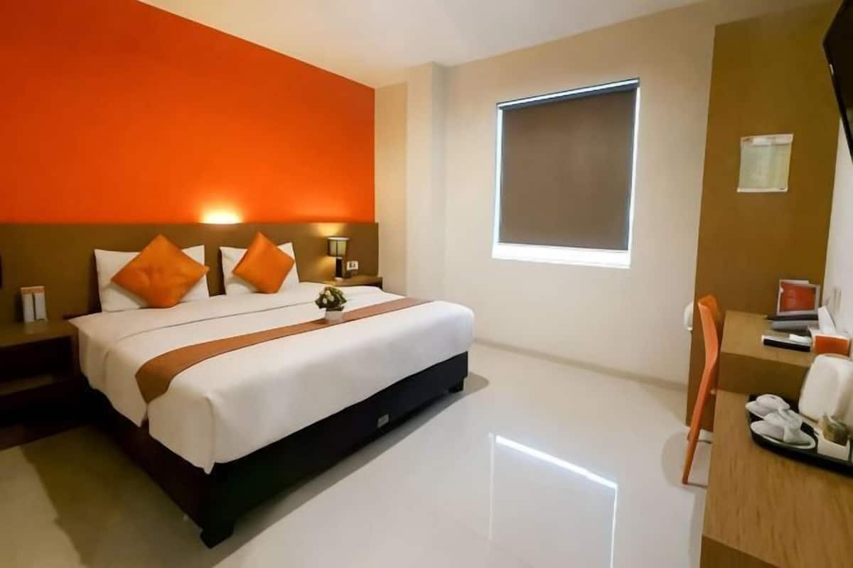 Een kluis op de kamer, een bureau, gratis wifi, beddengoed