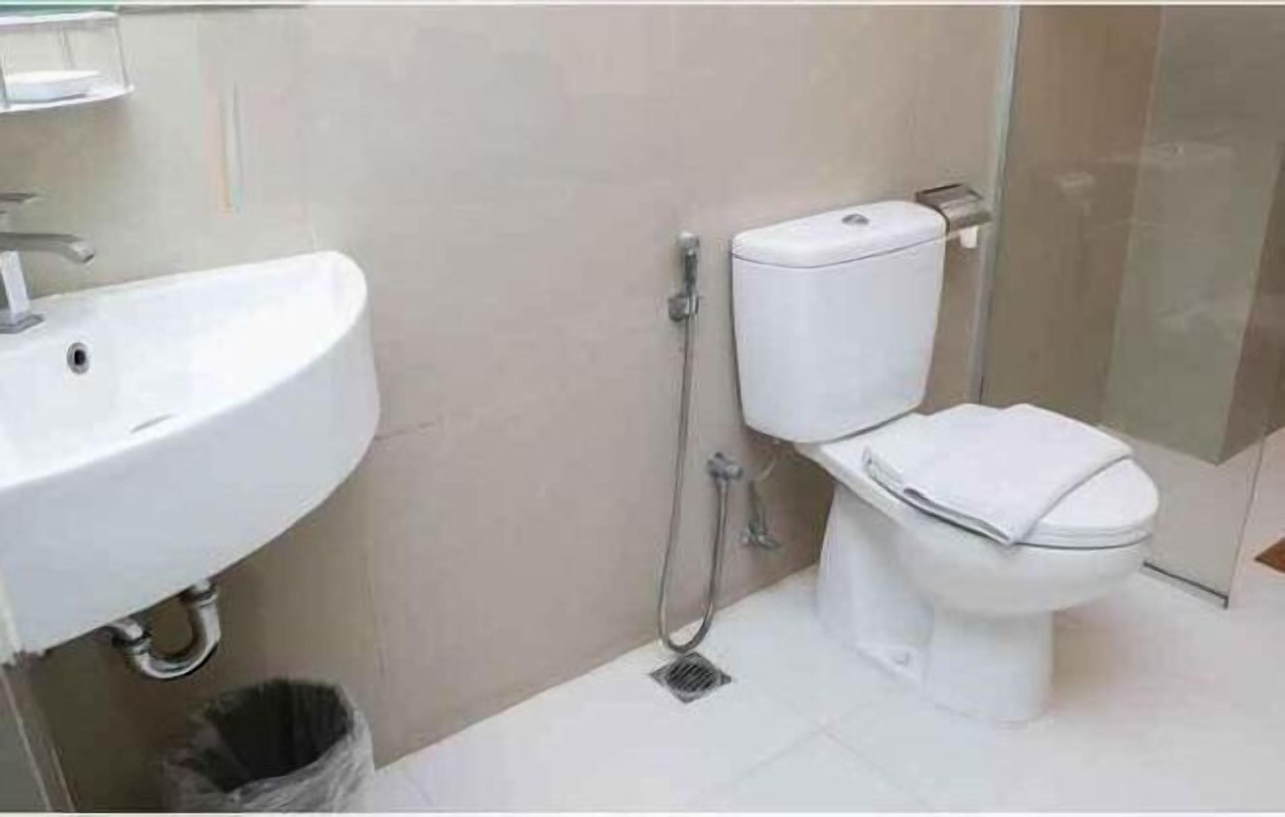 Badezimmer | Kostenlose Toilettenartikel, Haartrockner, Hausschuhe, Handtücher