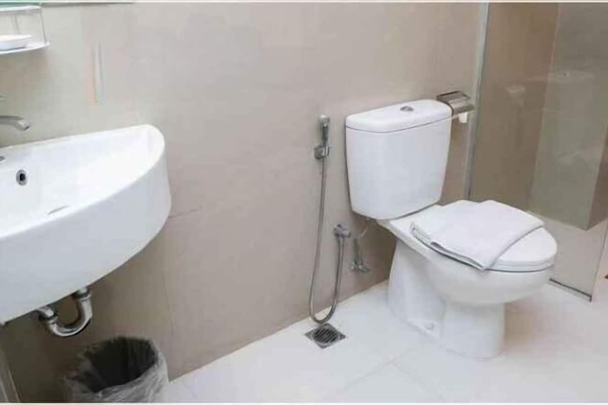 Baño | Amenidades de baño gratuitas, secadora de cabello, pantuflas, toallas