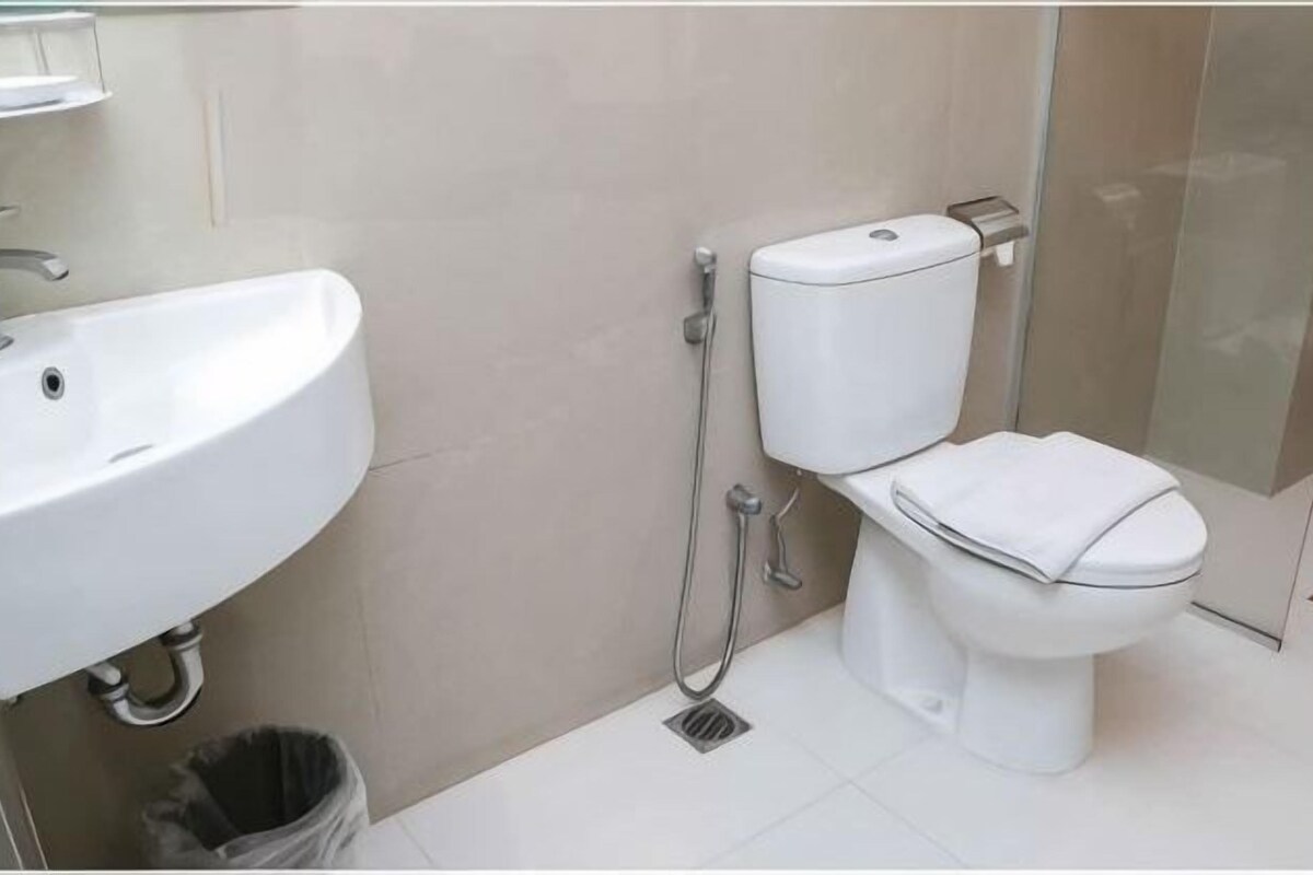 Baño | Artículos de higiene personal gratuitos, secador de pelo y zapatillas