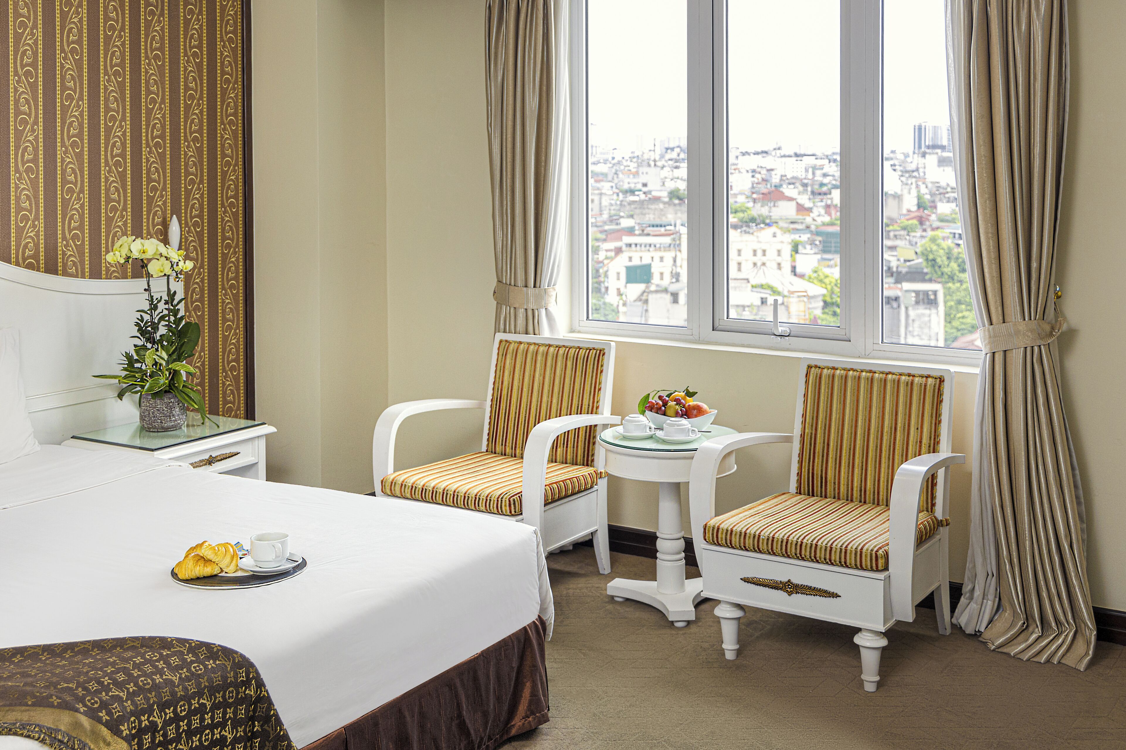 Deluxe Room, City View | Minibar, in-room safe, desk, soundproofing