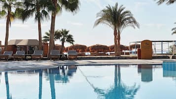 2 udendørs pools, parasoller, liggestole