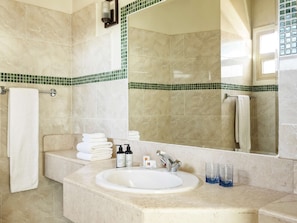 Dusche, umweltfreundliche Kosmetikartikel, Haartrockner, Handtücher