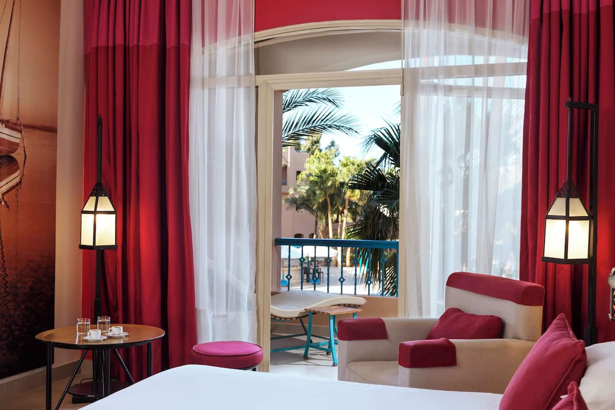 Premium Pool View | 1 Schlafzimmer, Minibar, Zimmersafe, Verdunkelungsvorhänge