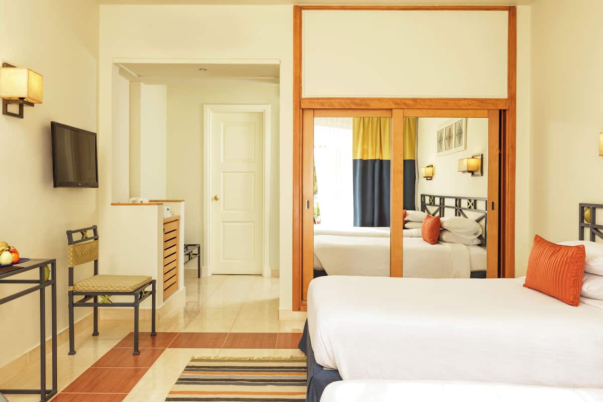 Deluxe Room | Minibar, in-room safe, blackout drapes, free WiFi