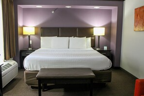 高級寢具、Tempur-Pedic 床墊、書桌、遮光窗簾/窗簾