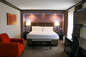 Premium bedding, Tempur-Pedic beds, desk, blackout curtains - Parkwood Inn & Suites (Manhattan)