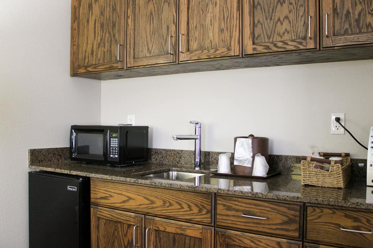 premium bedding, tempur-pedic beds, desk, blackout curtains