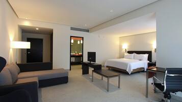 Suite junior, 1 cama de matrimonio grande | Caja fuerte, escritorio, espacio para trabajar con un portátil