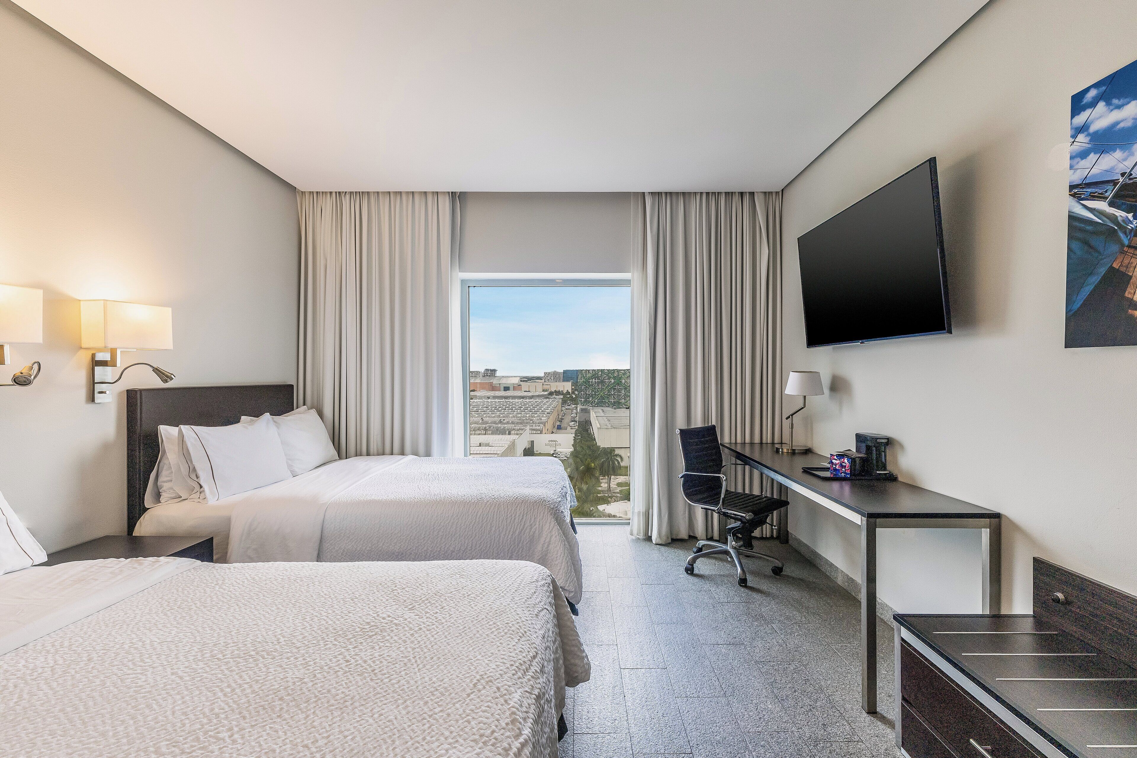 Habitación superior, 2 camas matrimoniales | Caja de seguridad en la habitación y escritorio 