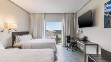 Habitación superior, 2 camas matrimoniales | Caja de seguridad en la habitación y escritorio