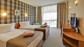 Minibar, caja de seguridad en la habitación y escritorio