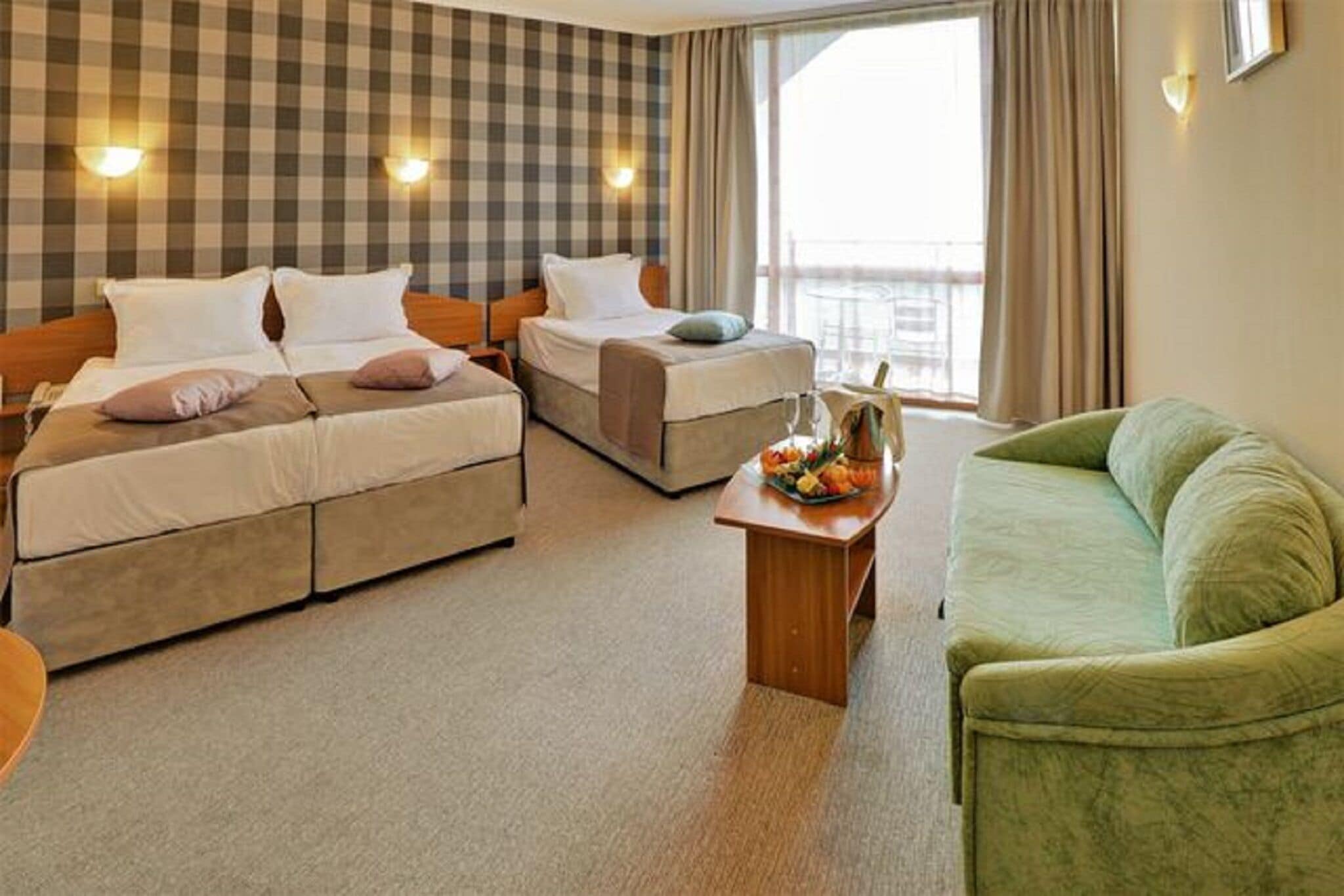 Minibar, coffres-forts dans les chambres, bureau