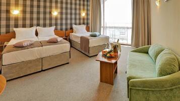 Een minibar, een kluis op de kamer, een bureau