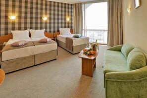 Minibar, värdeförvaringsskåp på rummet och skrivbord