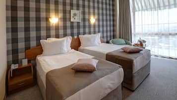 Minibar, caixa forta a l'habitació i escriptori