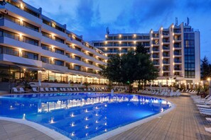 2 outdoor pools