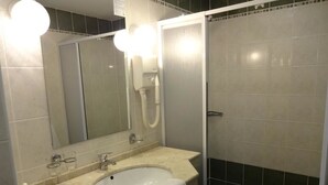 Duş, ücretsiz banyo/kozmetik ürünleri, saç kurutma makinesi 