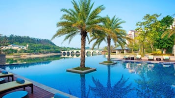 Una piscina techada, una piscina al aire libre