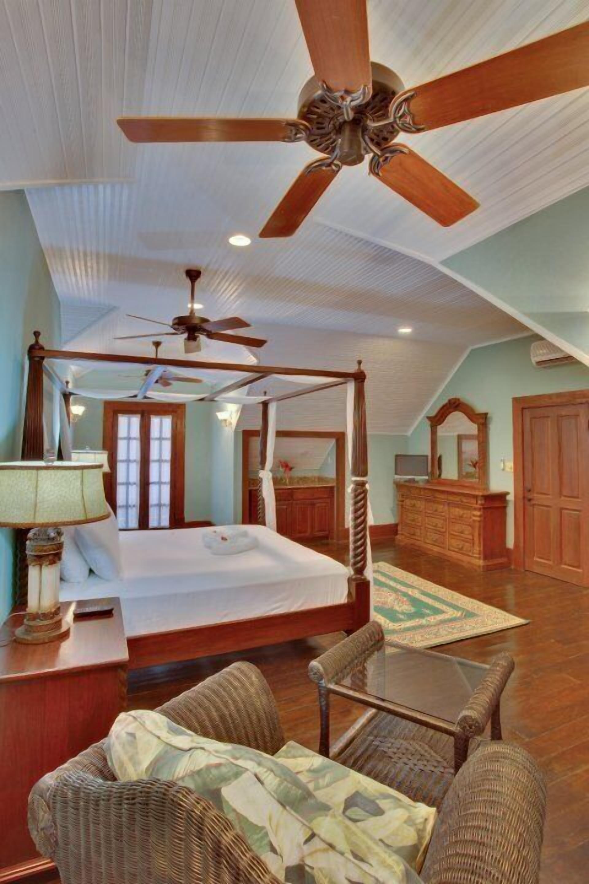 executive suite | living area | flat-screen tv