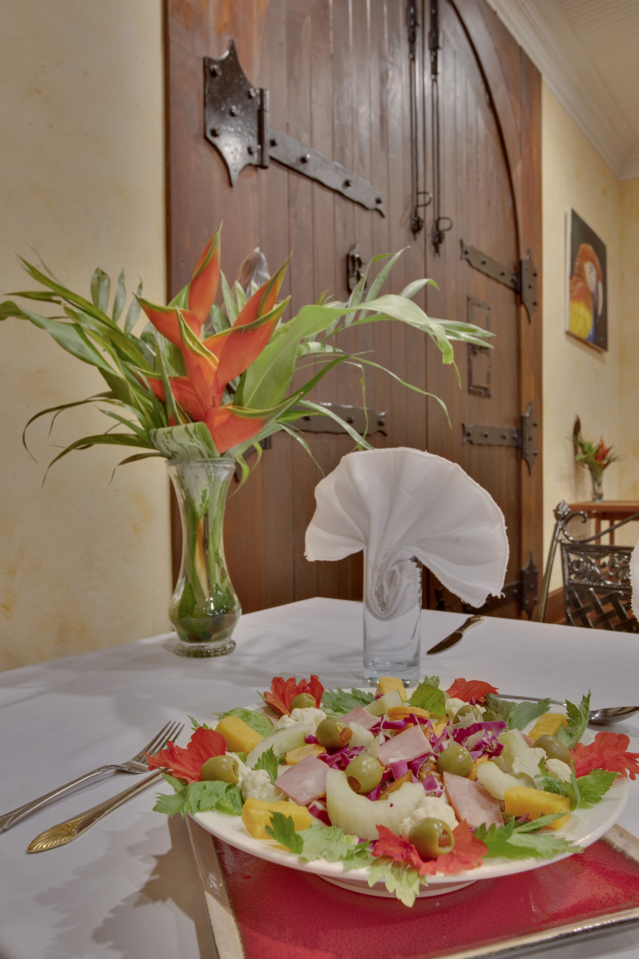 breakfast, lunch served; international cuisine, al fresco dining