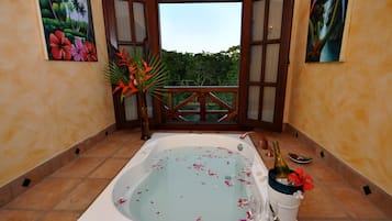 Executive Suite | Deep soaking bathtub